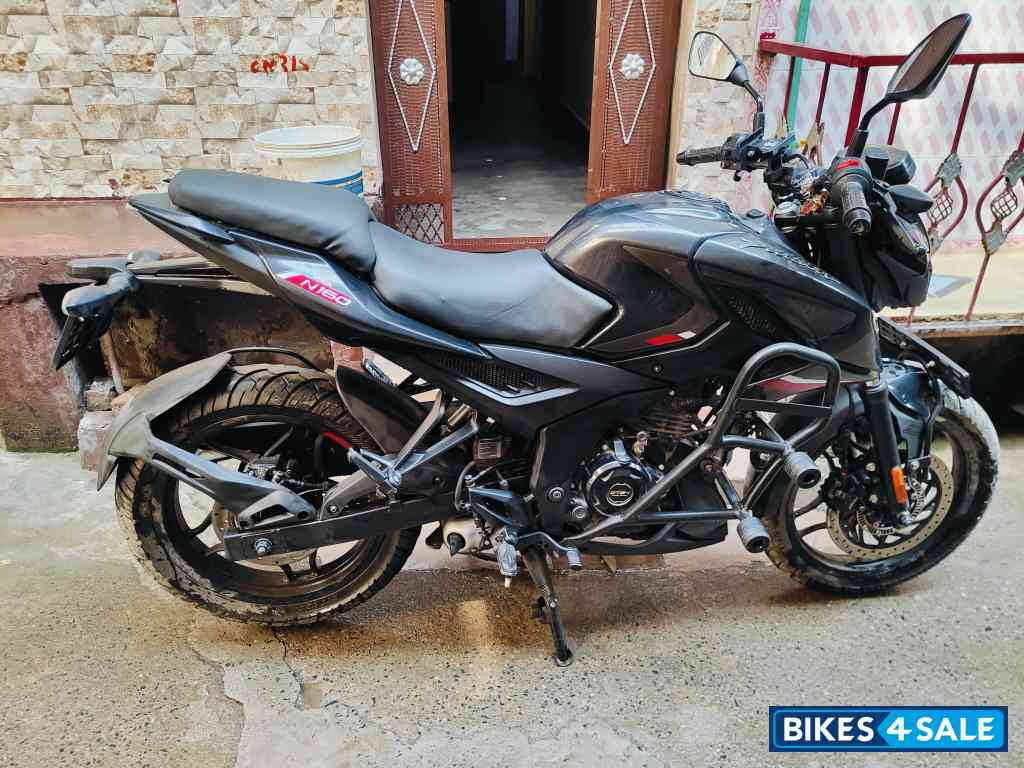 Black Bajaj Pulsar N160
