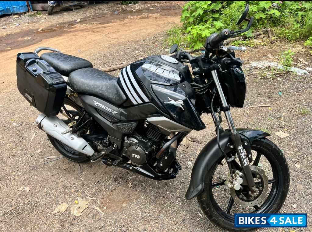 Black TVS Raider 125