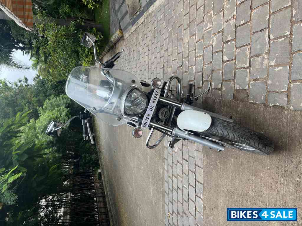 Moon White Bajaj Avenger Cruise 220