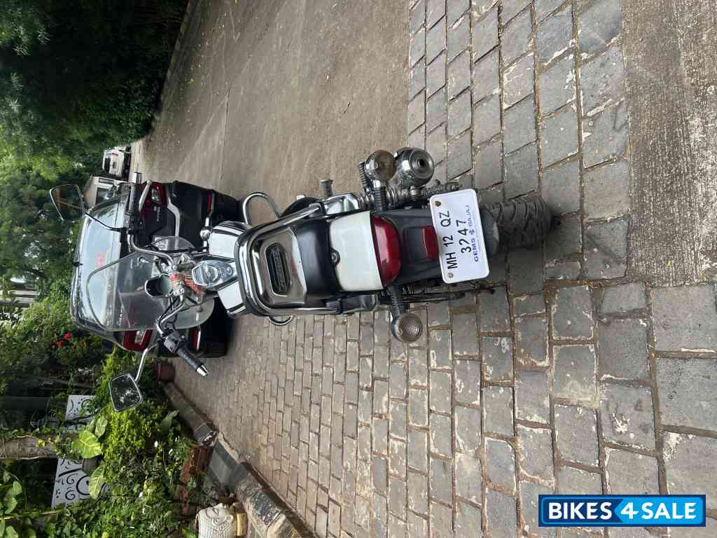 Moon White Bajaj Avenger Cruise 220