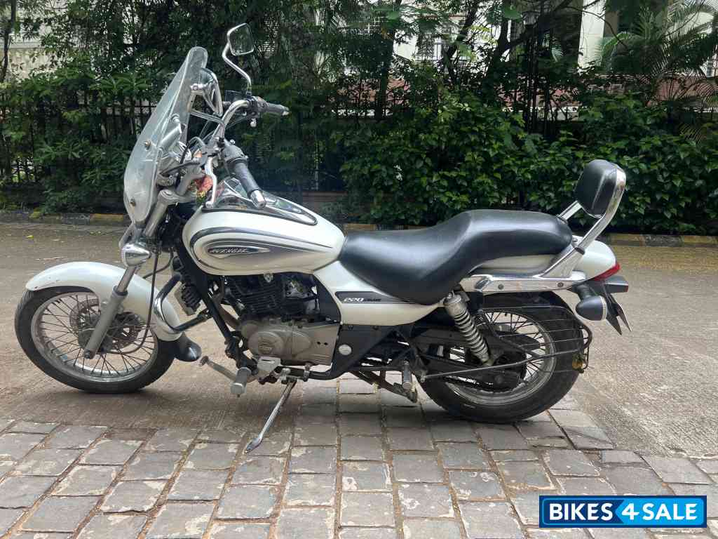 Moon White Bajaj Avenger Cruise 220