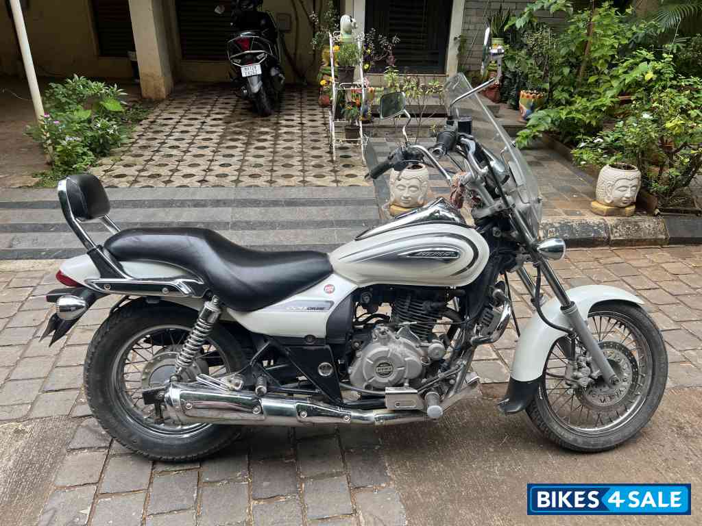 Moon White Bajaj Avenger Cruise 220