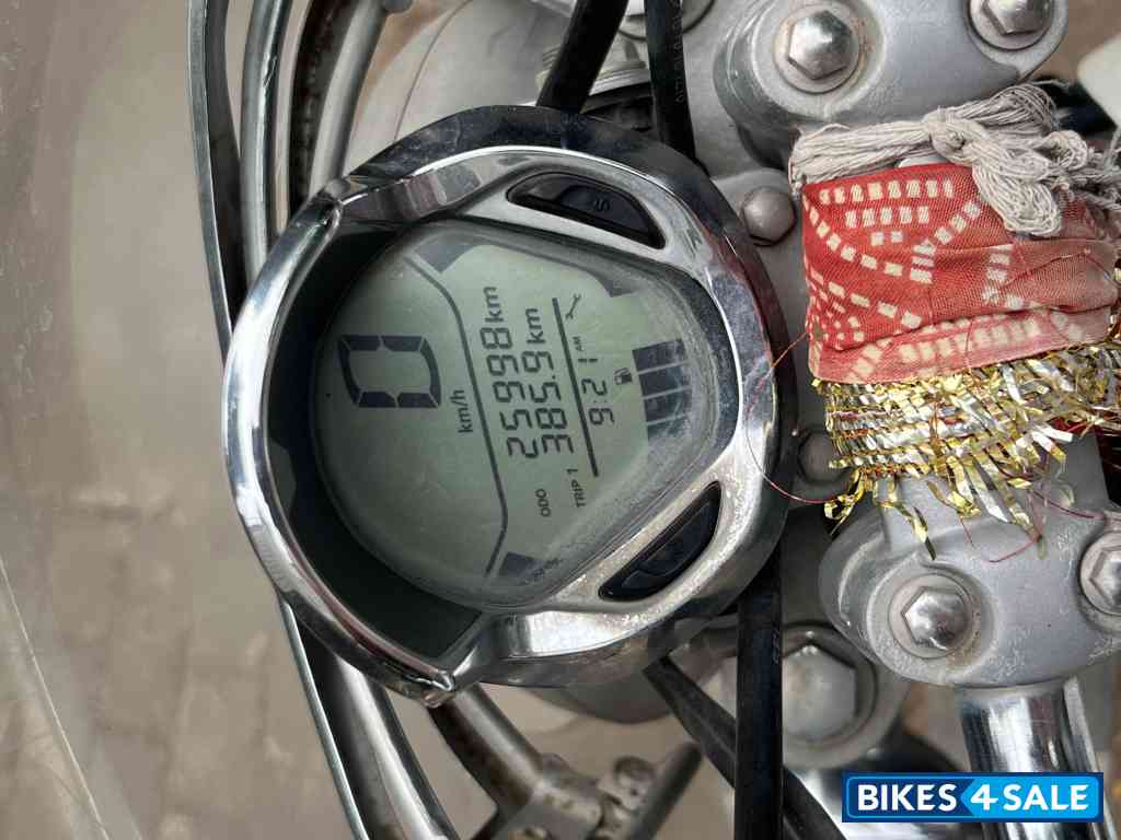 Moon White Bajaj Avenger Cruise 220