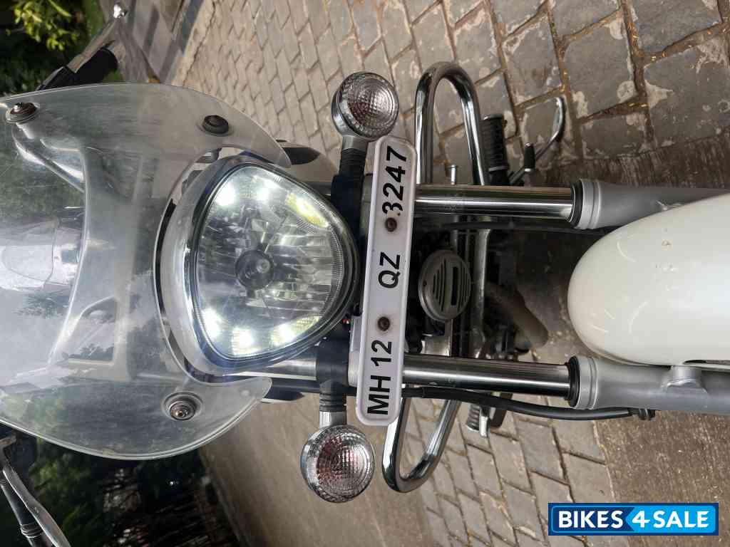 Moon White Bajaj Avenger Cruise 220