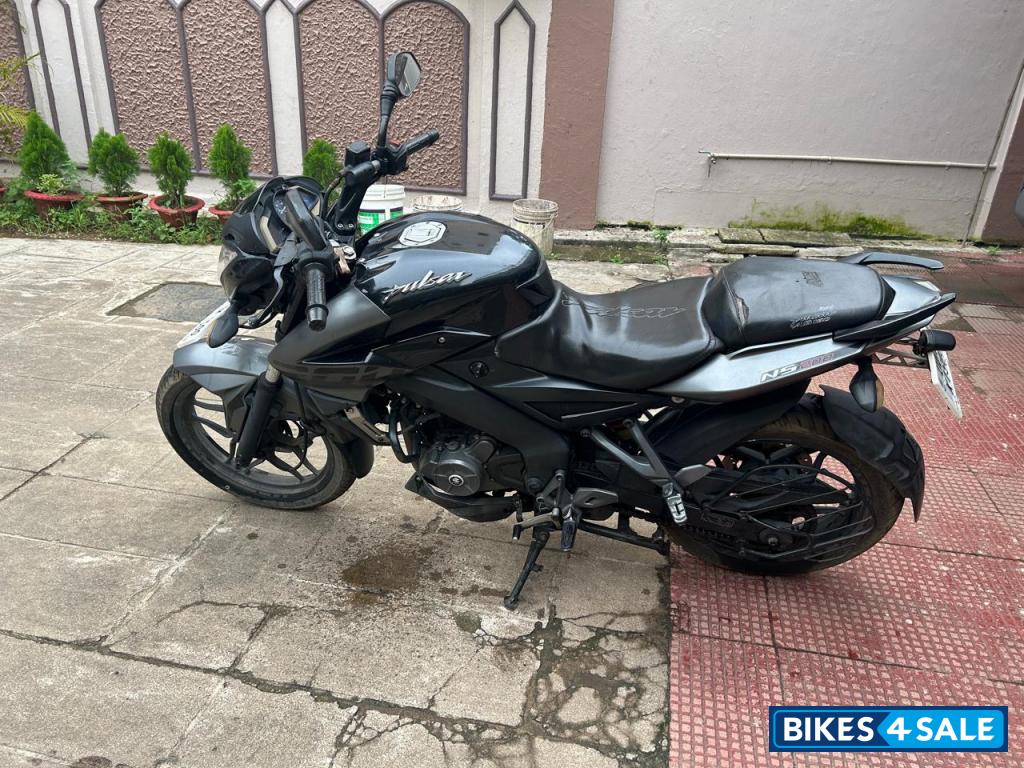 Black Bajaj Pulsar NS200