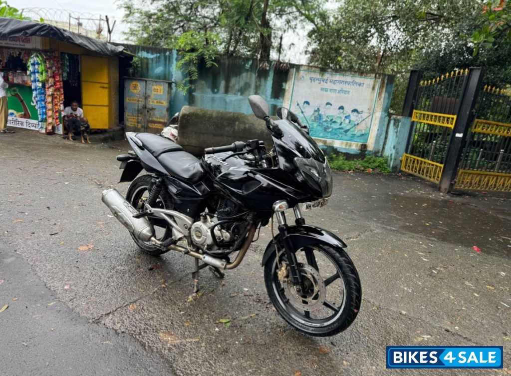 Black Bajaj Pulsar 220F