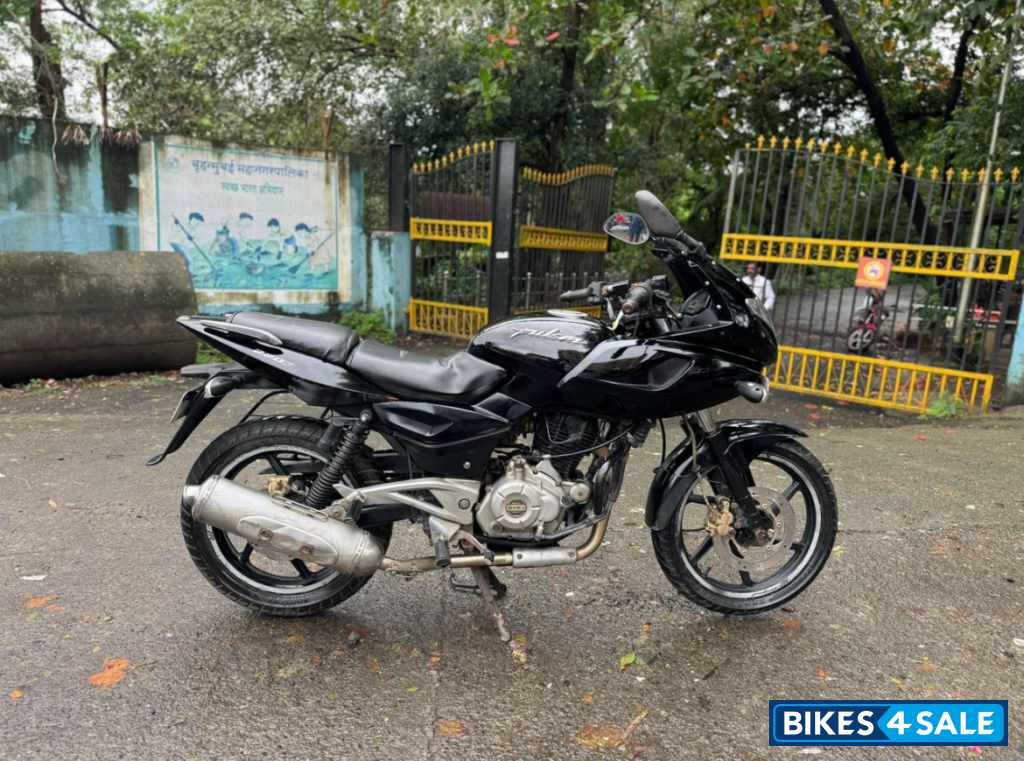 Black Bajaj Pulsar 220F