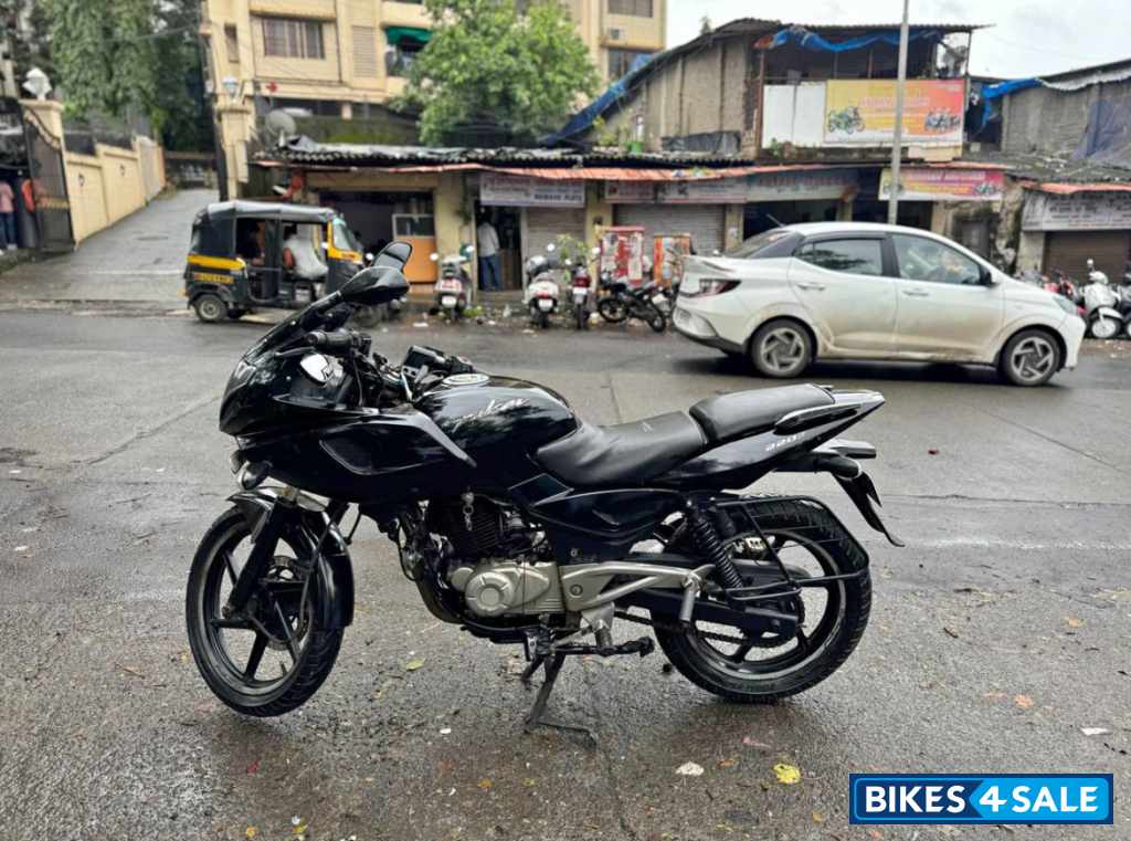 Black Bajaj Pulsar 220F