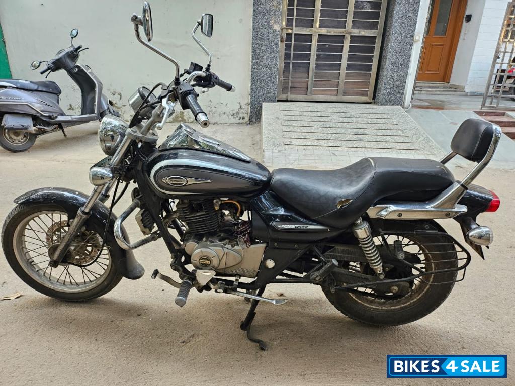 Black Bajaj Avenger Cruise 220