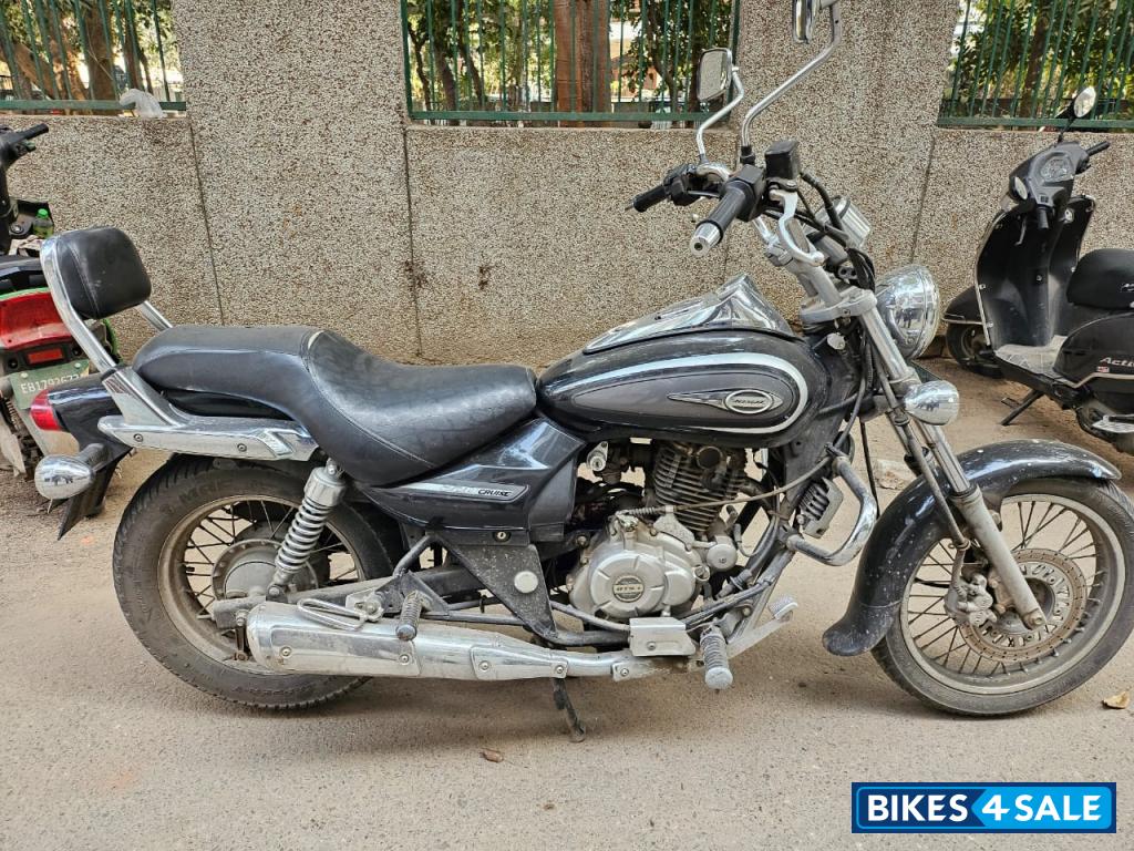 Black Bajaj Avenger Cruise 220
