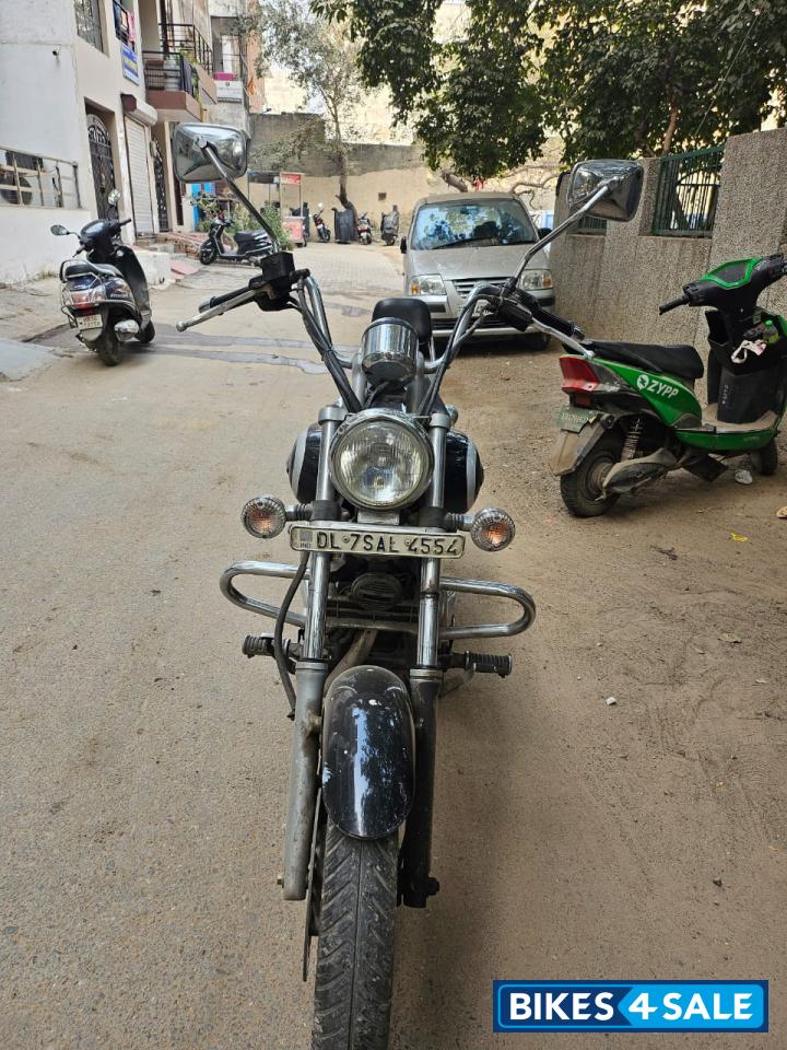 Black Bajaj Avenger Cruise 220
