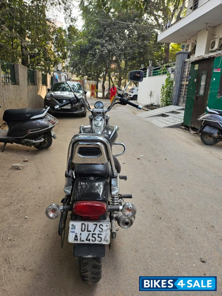 Black Bajaj Avenger Cruise 220