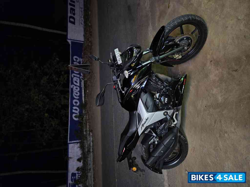 Black TVS Apache RTR 160 4V BS6