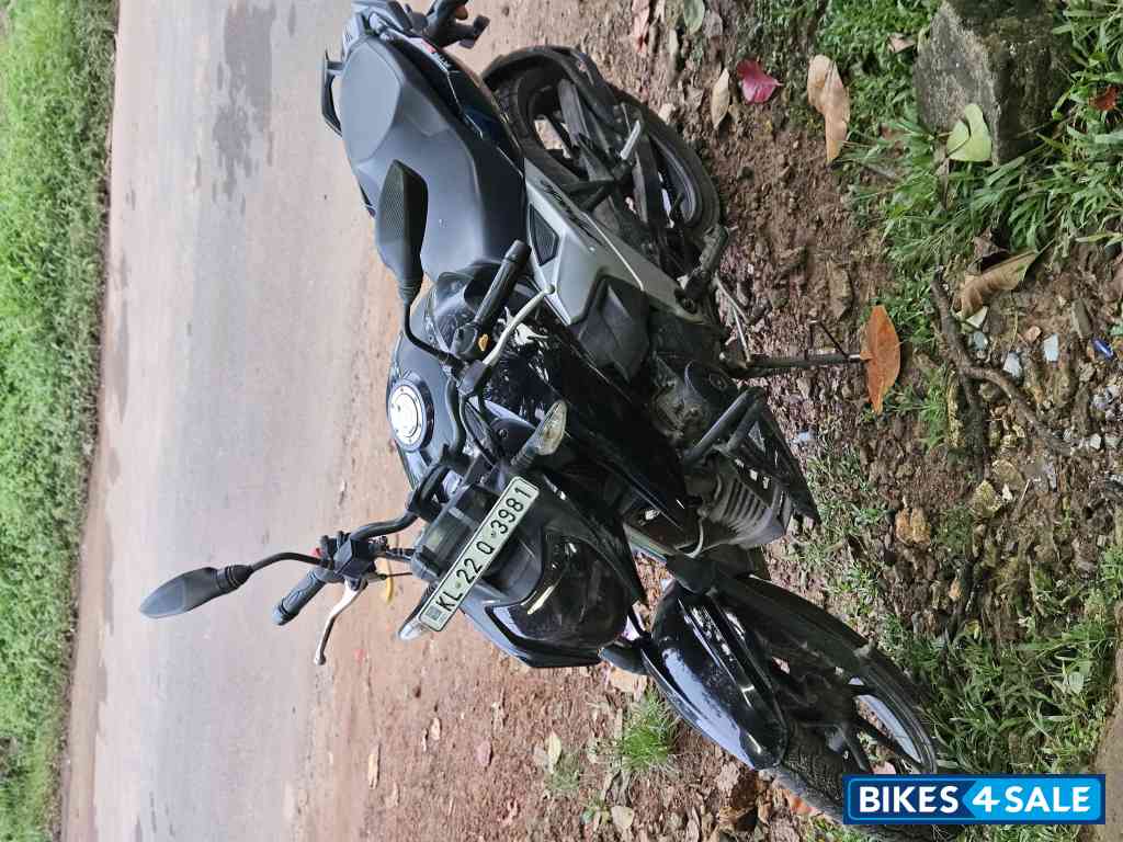 Black TVS Apache RTR 160 4V BS6