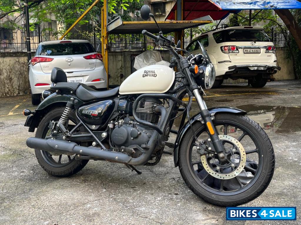White Royal Enfield Meteor 350 Fireball