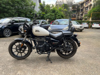 White Royal Enfield Meteor 350 Fireball
