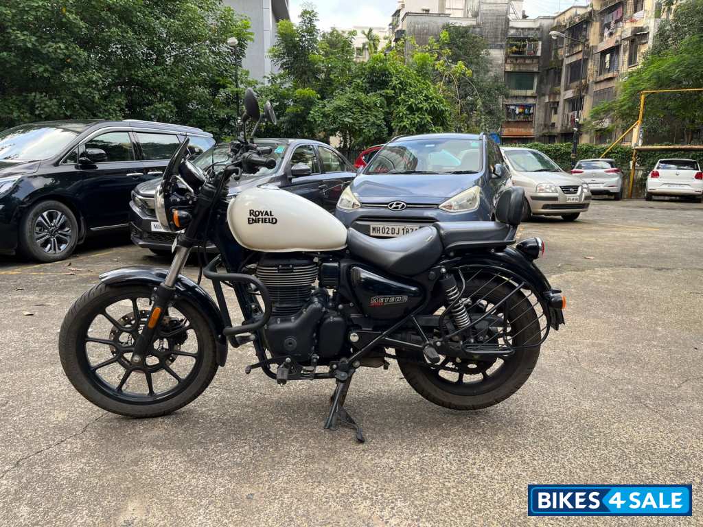 White Royal Enfield Meteor 350 Fireball