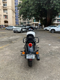 White Royal Enfield Meteor 350 Fireball