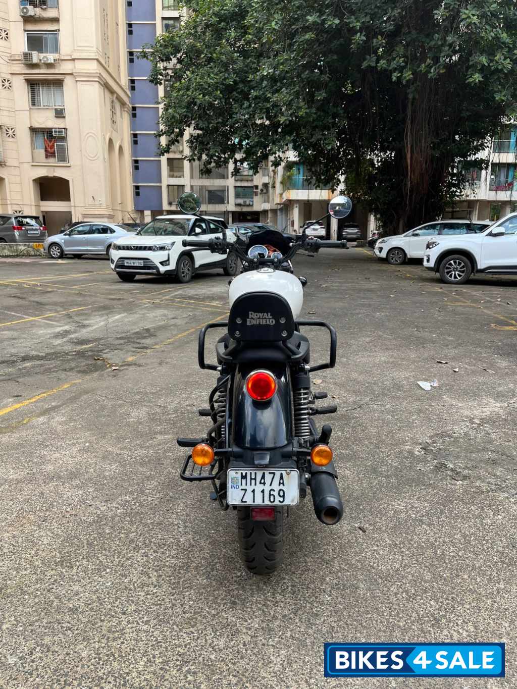 White Royal Enfield Meteor 350 Fireball