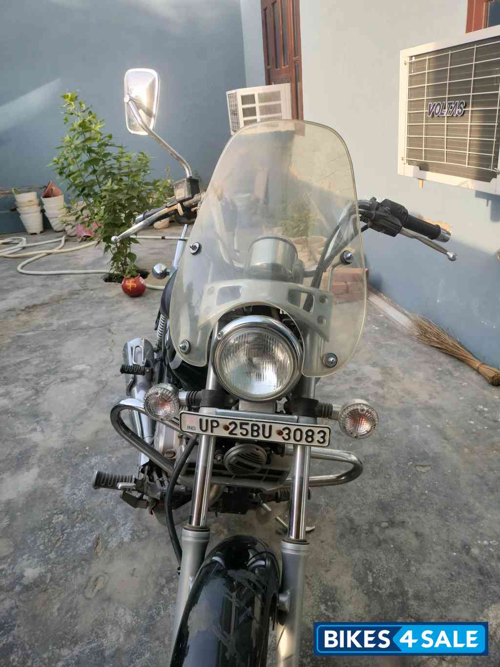 Black Bajaj Avenger Cruise 220