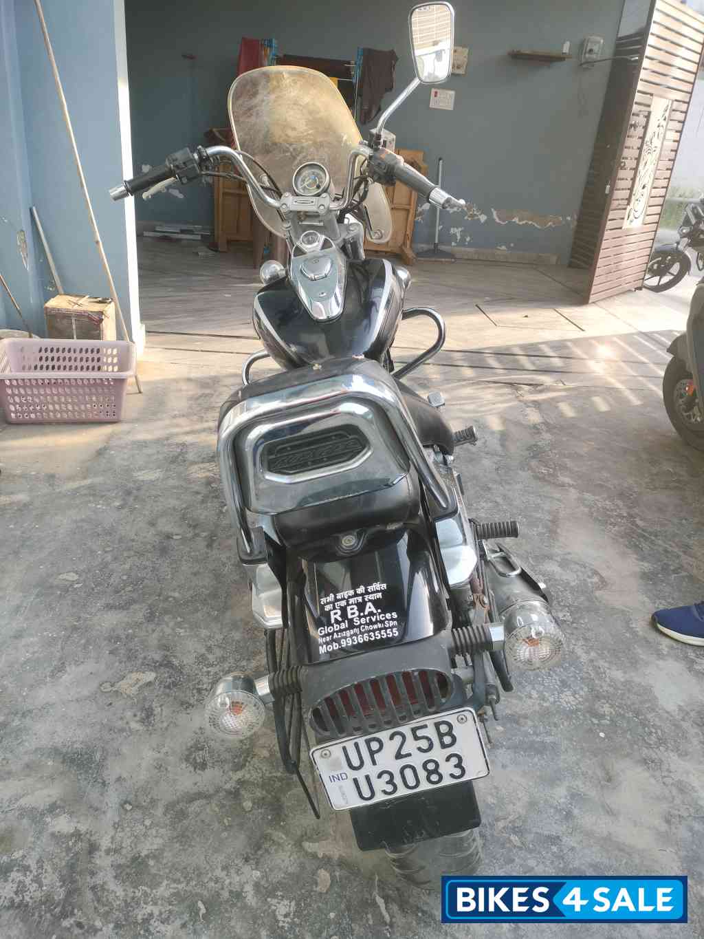 Black Bajaj Avenger Cruise 220