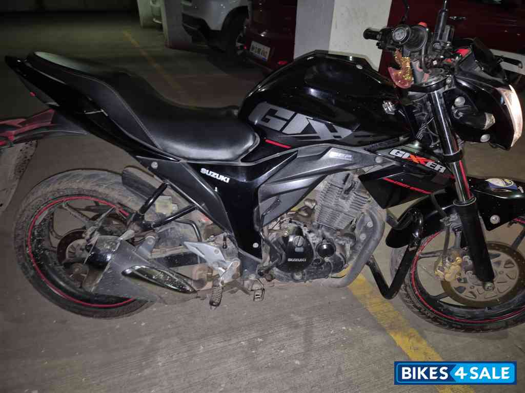 Black Suzuki Gixxer SP