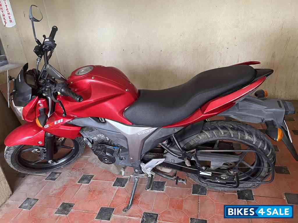 Red Suzuki Gixxer 150