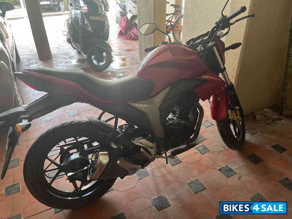 Red Suzuki Gixxer 150
