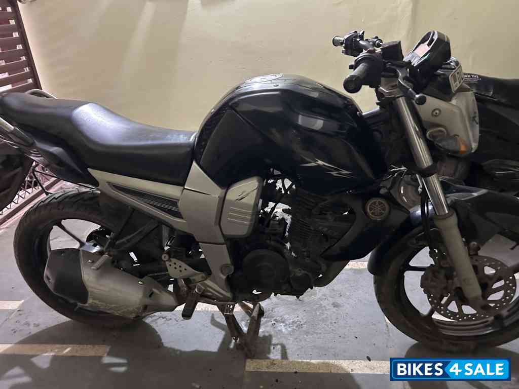 Black Yamaha FZ16