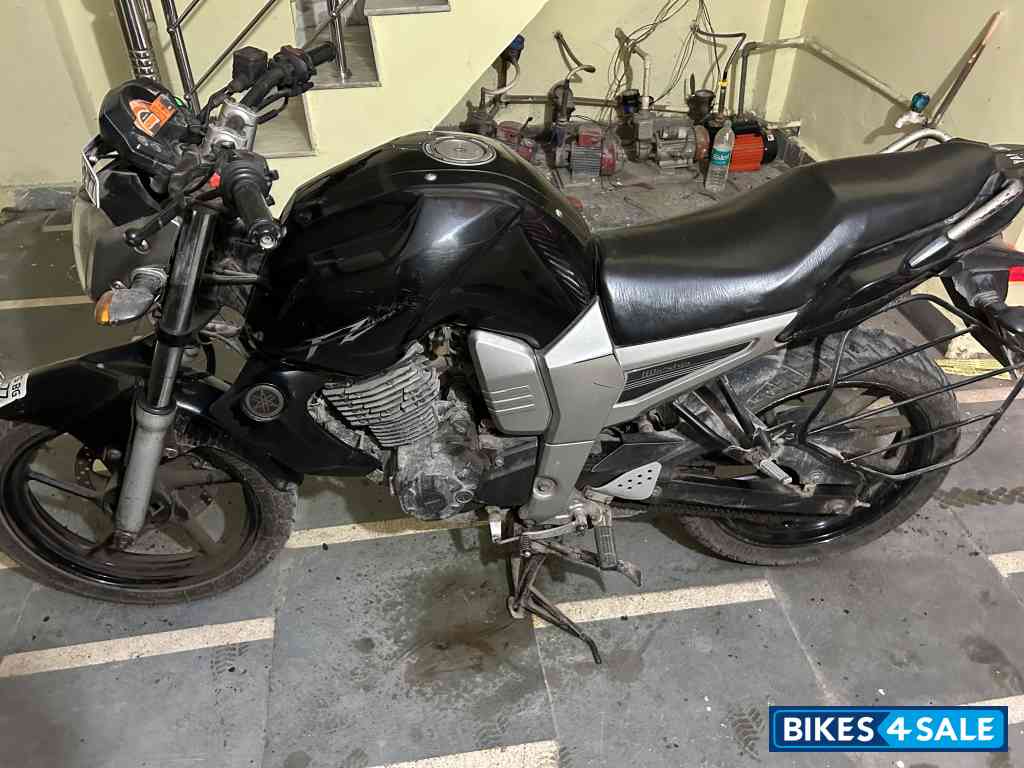 Black Yamaha FZ16