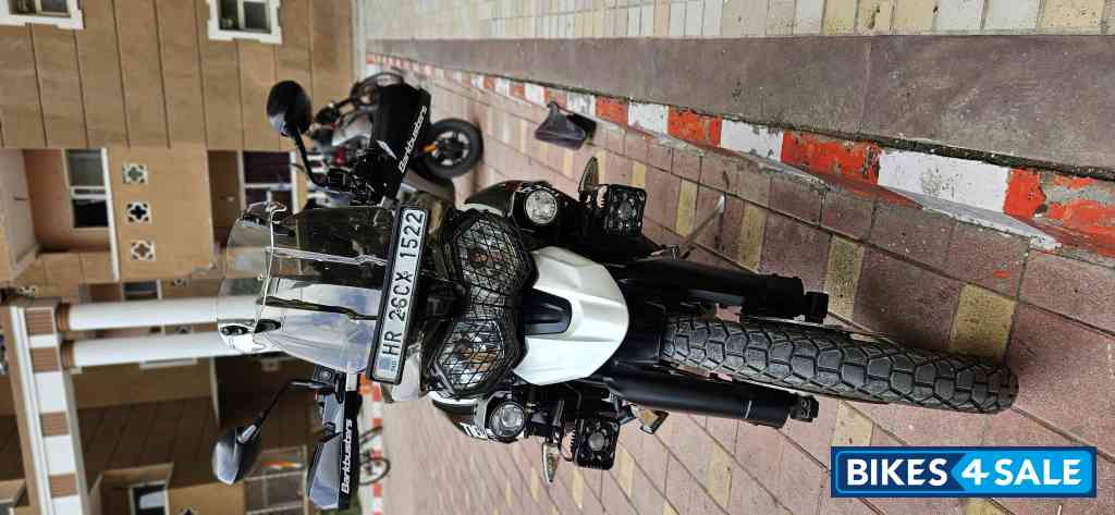 White Triumph Tiger 800 XCx