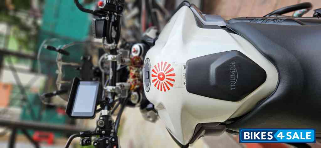 White Triumph Tiger 800 XCx