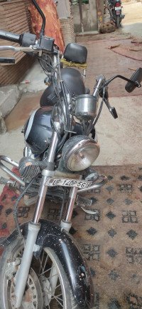 Black Bajaj Avenger Cruise 220