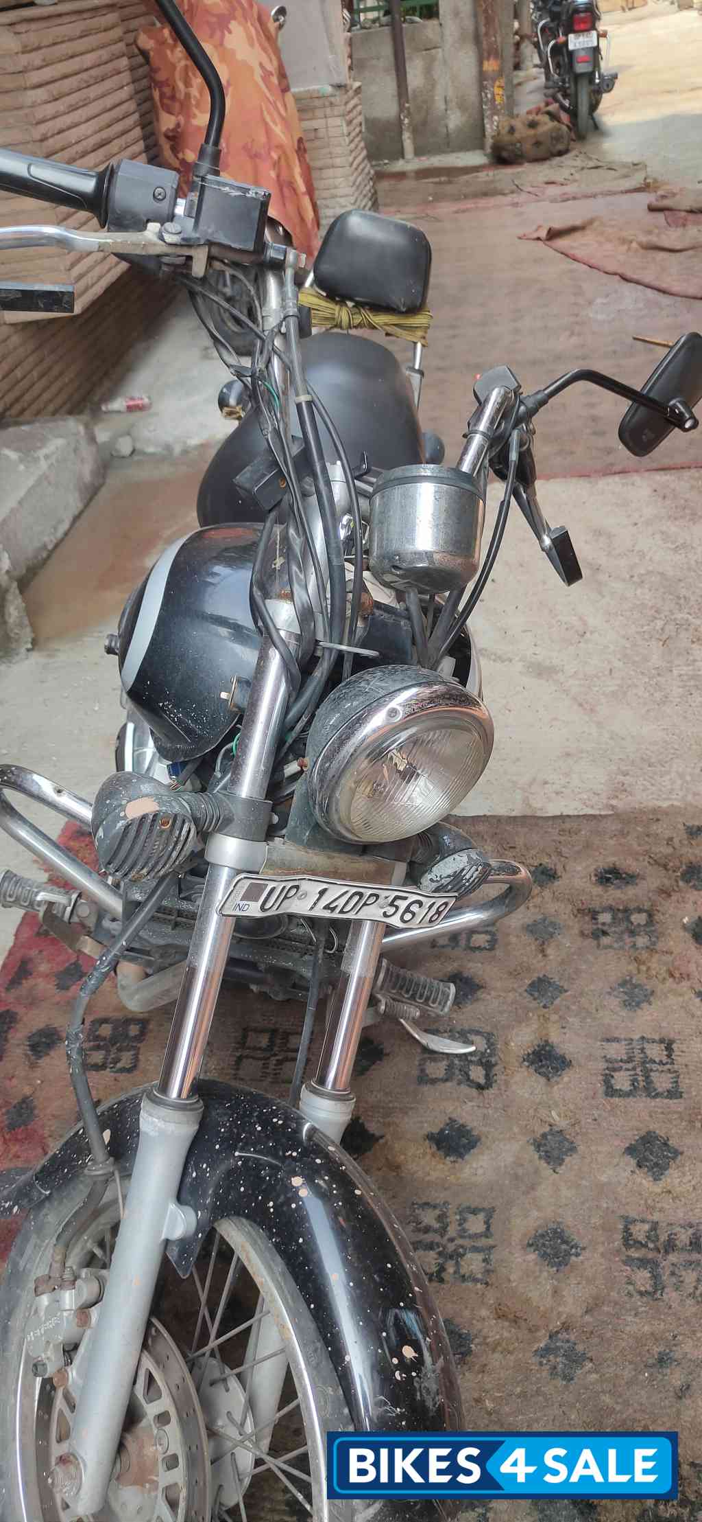 Black Bajaj Avenger Cruise 220