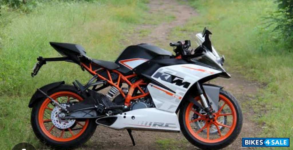 Orange KTM RC 390