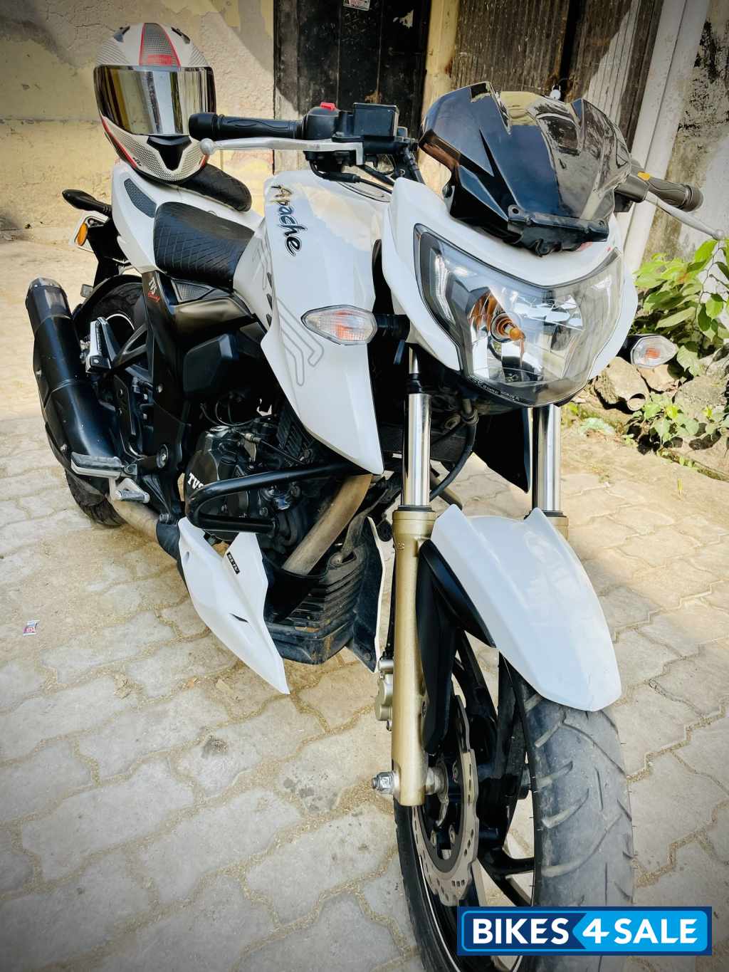 TVS Apache RTR 200 4V