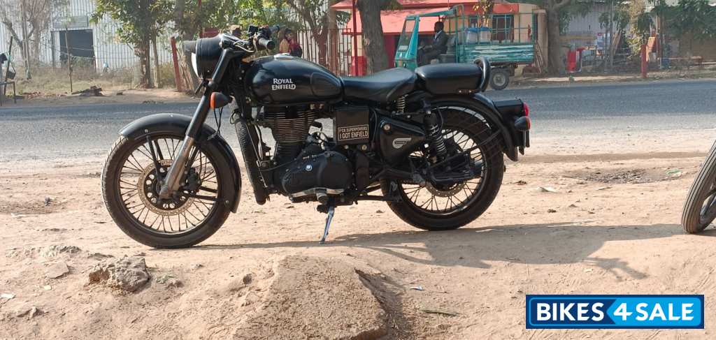 Black Royal Enfield Classic Stealth Black