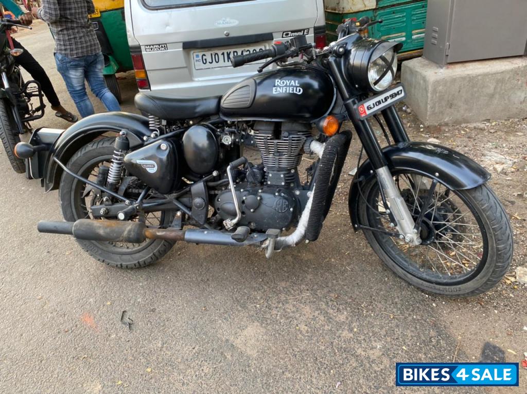Black Royal Enfield Classic Stealth Black