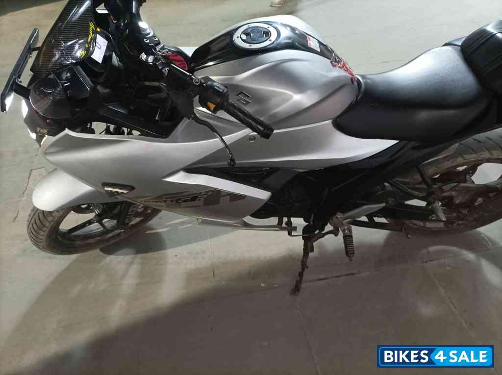 Silver White Black Suzuki Gixxer SF