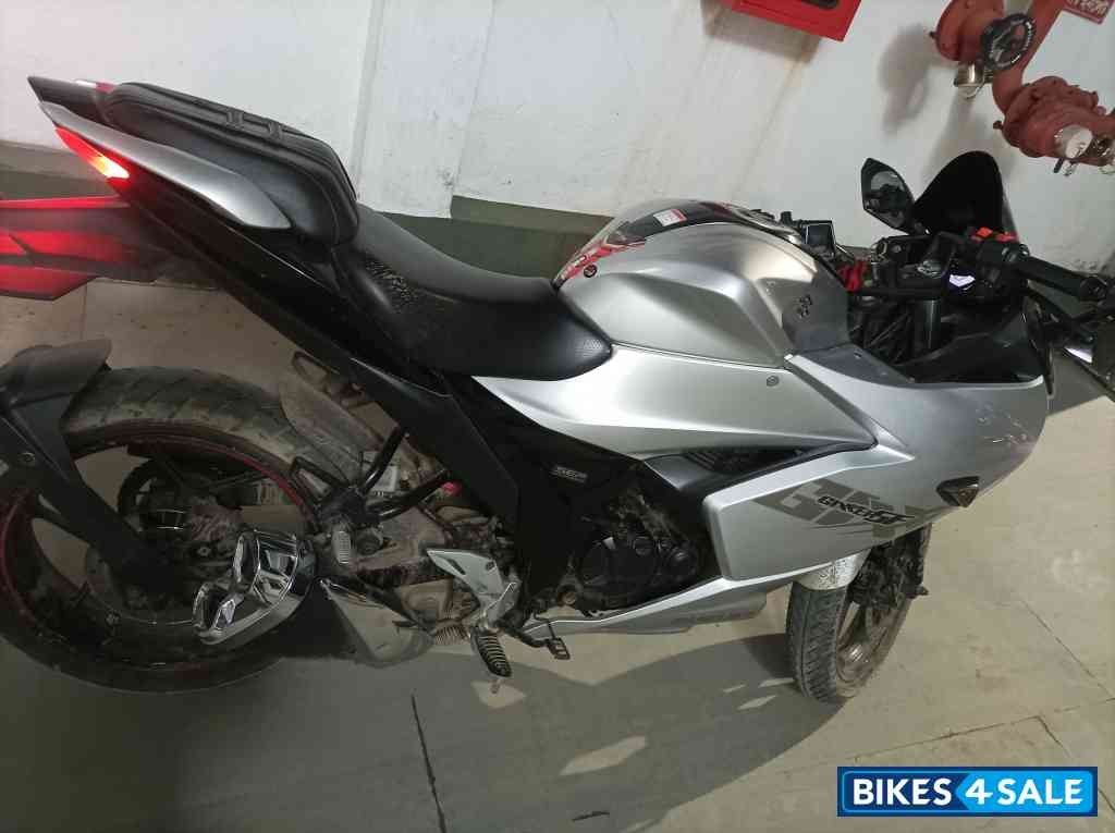 Silver White Black Suzuki Gixxer SF