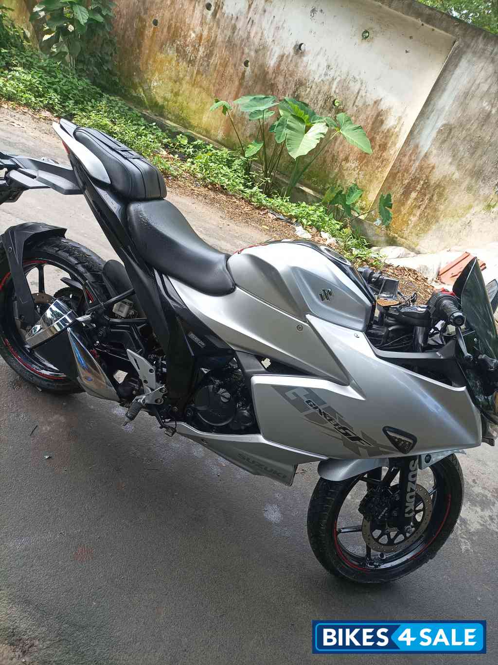 Silver White Black Suzuki Gixxer SF