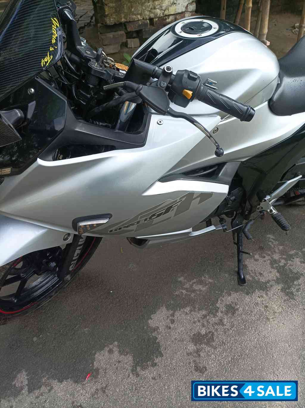 Silver White Black Suzuki Gixxer SF
