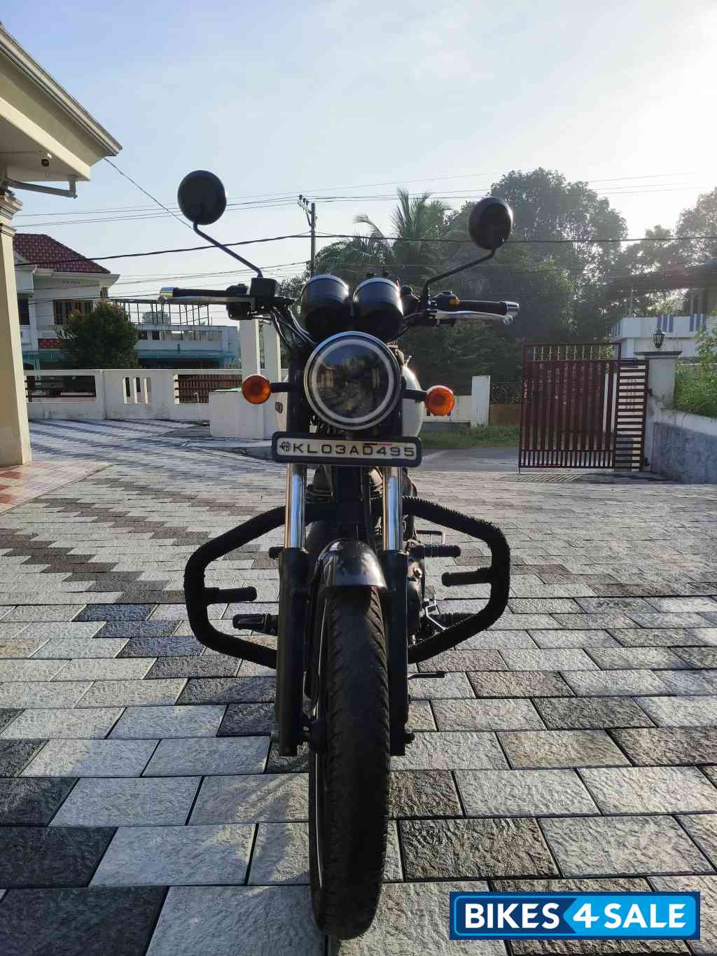 White Royal Enfield Thunderbird X 350