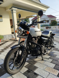White Royal Enfield Thunderbird X 350