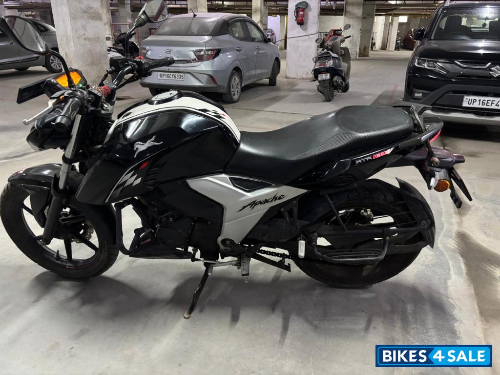 Black TVS Apache RTR 160 4V