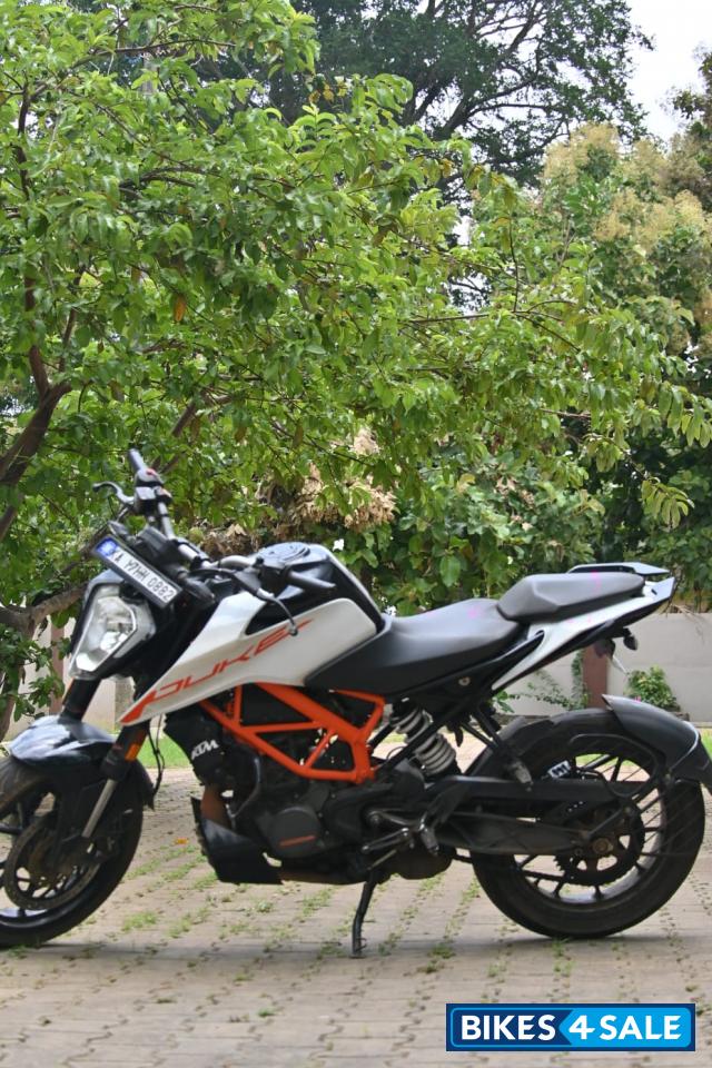 Ceramic White KTM Duke 125 MY21