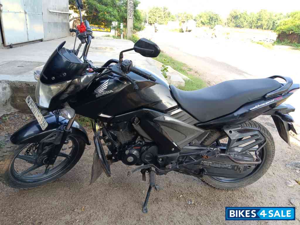 Black Honda CB Unicorn 160