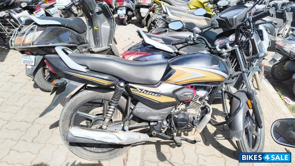 Golden Honda Shine 100
