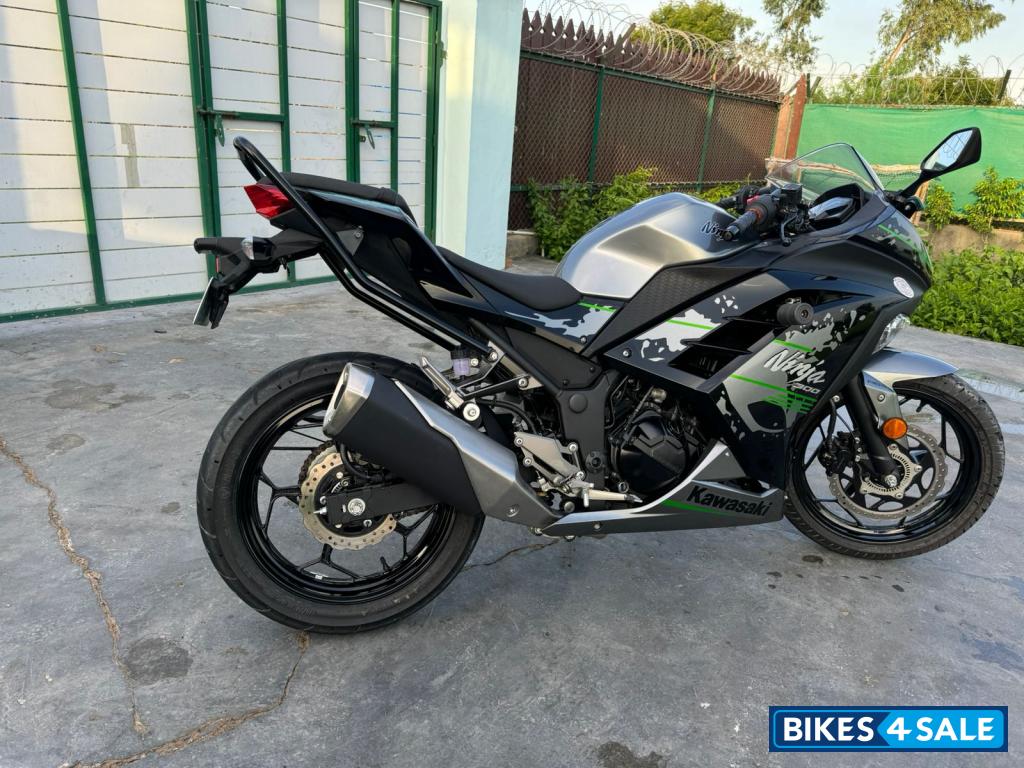 Kawasaki Ninja 300 BS6 2023
