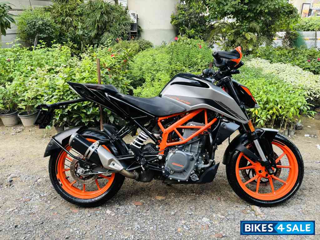 Silver Matallic Matt KTM Duke 390 BS6